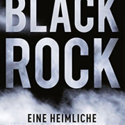 Vor einigen Monaten hatte ich die Gelegenheit, dem CEO eines Finanzinstituts die Frage zu stellen, wie hoch seiner Schätzung nach das von BlackRock verwaltete Kapital sei. Die Antwort lautete: Mehrere Milliarden USD. Diese Schätzung war um den Faktor 1000 zu gering: BlackRock verantwortet in seinen Fonds 4,6 Billionen USD, über die Handelsanalysen und -plattformen von BlackRock werden 14 Billionen USD umgesetzt. BlackRock ist an allen DAX-Unternehmen beteiligt. Das ist Grund genug, sich mit deren Unternehmen, seinem Geschäftsverhalten und seiner Strategie genauer auseinander zu setzen. Heike Buchter schildert die Entstehung und die extrem aggressive und dabei sehr erfolgreiche Wachstumsstrategie von BlackRock. Sie beschreibt, wie BlackRock von der Finanzkrise 2007/2008 profitieren konnte, wie BlackRock zum marktführenden weltweiten Player bei ETFs aufstieg, in welche Interessenkonflikte BlackRock gerät, wenn man Regierungen bei der Restrukturierung des Banken- und Finanzsektors berät und welchen Informationsvorsprung BlackRock aufbaut, weil über deren Plattform 20.000 Anlageportfolios gemanagt werden. Wem die Weiterentwicklung unseres Wirtschafts- und Finanzsystems am Herzen liegt, muss sich mit BlackRock auseinander setzen. Das Buch von Heike Buchter ist da ein unbedingtes "Muss", auch wenn sie an mancher Stelle auf die ein oder andere journalistische Formulierung hätte verzichten können. Das umfassende Hintergrundmaterial und dessen Aufbereitung machen das Buch extrem lesenswert.