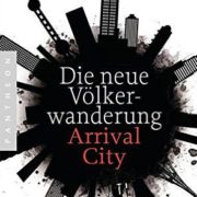 Dieser Prozess ist unumkehrbar, denn 99% der armen Bevölkerungsschichten dieser Welt leben auf dem Lande, und sie haben eine Zukunft nur in der Stadt. Saunders hat sich persönlich umgesehen, er hat wissenschaftliche Studien recherchiert, und er hat viele Interviews geführt in dem, was er als “Arrival City” bezeichnet: Diejenigen Stadtviertel, die die neu eintreffende Landbevölkerung zunächst aufnehmen. In der öffentlichen Debatte weitgehend unbeachtet bleiben die ganz unterschiedlichen Strategien (und unterschiedlichen Erfolge!), die in London, Teheran, Istabul, Mumbai, Berlin-Kreuzberg, Nairobi, Rio de Janeiro, Los Angeles, Paris, Toronto oder Amsterdam von den jeweiligen Regierungen realisiert wurden. Mehrere hundert Millionen Menschen werden in den kommenden Jahren vom Lande in die (Ankunfts-) Städte drängen, um der Armut zu entkommen. Und die politischen Strategien im Umgang mit den Ankunftsstädten setzen ein Verständnis der ökonomischen Dimensionen wie auch der sozialen Wurzeln voraus. Vielleicht ist “Arrival City” die eigentliche Antwort auf Thilo Sarrazin.