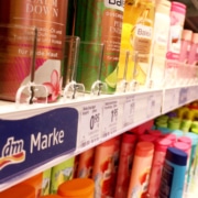 Until now, dm relied on permanently low prices. Now the drugstore market leader is changing course and raising the prices of many of its products. The background is a change in pricing strategy. In an industry dominated by fierce price competition, the price swing is causing surprise, but also irritation.