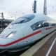 Wie die Süddeutsche Zeitung in ihrer Ausgabe vom 5.12.2017 berichtete, will die Deutsche Bahn an Ihrer Preisstrategie arbeiten und ihre ICE-Preise stärker differenzieren. Geplant seien Preisanpassungen sowohl in Abhängigkeit von der Geschwindigkeit der Züge als auch in Abhängigkeit von der Auslastung.