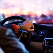 Deutschlandfunk picks up the study "Connected Car Services in Germany". As part of the "Computer and Communication" series, the radio station interviewed Prof. Hans-Christian Riekhof on the topic aspect "Drivers are skeptical of Connected-Car services"