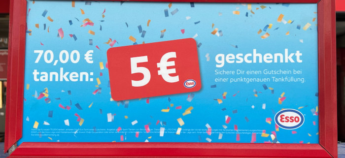 ESSO is currently attracting attention with a hardly comprehensible discount promotion: anyone who fills up for EXACTLY 70 euros receives a discount of 5 euros on the next refuelling. This strategy is anything but well thought out. What is supposed to be rewarded here? ESSO is currently attracting attention with a hardly comprehensible discount promotion: anyone who fills up for EXACTLY 70 euros receives a discount of 5 euros on the next refuelling. This strategy is anything but well thought out. What is supposed to be rewarded here?