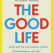 Buchtipp No. 67 (2024): Robert Waldinger und Marc Schulz: The Good Life … und wie es gelingen kann. Erkenntnisse aus der weltweit längsten Studie über ein erfülltes Leben. München 2023. Von Hans-Christian Riekhof An Ratgebern, wie wir ein glückliches, gesundes und langes Leben führen können, herrscht wahrlich kein Mangel. Doch das Buch von Robert Waldinger und Marc Schulz hat eine besondere Faszination und eine einzigartige und spannende methodische Grundlage: es basiert auf den empirischen Erkenntnissen der Harvard Study of Adult Development, einer Längsschnittstudie, die seit als 80 Jahren das Leben zweier Generationen amerikanischer Familien erforscht. Robert Waldinger und Marc Schulz sind die derzeitigen Leiter des Forschungsteams, und sie referieren die empirischen Ergebnisse, sie stellen aber auch die Verbindungen zu weiteren aktuellen empirischen Studien in diesem Bereich her. Sie gewähren Einblicke in die Lebensläufe der Studienteilnehmer und lassen uns an den Protokollen der Interviews aus ganz unterschiedlichen Lebensphasen der Studienteilnehmer teilhaben. Gleichzeitig haben sie eine Menge praktischer Ratschläge für den Lesern. Die Kernbotschaft ist schnell auf den Punkt gebracht: ein gutes Leben wird in einem oftmals weitgehend unterschätzten Umfang durch die Qualität unserer sozialen Beziehungen bestimmt. Die Gestaltung unserer sozialen Beziehungen – unsere Familie, unsere Freunde, unsere Kollegen - hat einen enorm hohen Einfluss auf unsere Gesundheit, unsere Lebenszufriedenheit und unser Glücksempfinden. Eine spannende Lektüre und ein einzigartiges Forschungsprojekt, das sehr gut lesbar aufbereitet ist. Abonnieren Sie unsere Buchtipps und machen Sie spannende Entdeckungen!