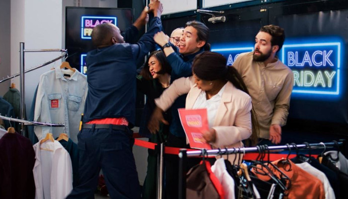 Aggressives Pricing am Black Friday und in der Black Week: Unternehmen sollten das Zusammenspiel wichtiger Faktoren beherrschen.