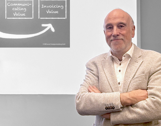 Prof. Dr. Hans-Christian Riekhof vor einem Chart zu Communicating Value und Invoicing Value